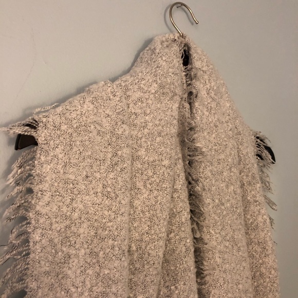 Grey blanket scarf - Picture 3 of 5